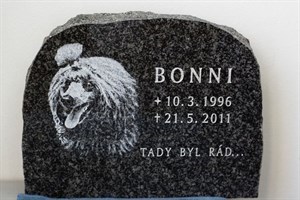 Psí náhrobek z černé žuly s gravírovaným jménem a obrázkem psa